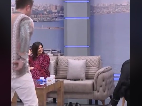  Aparıcı efirə çağırdığı müğənnidən elə bir şey istədi ki, ayaqqabısını çıxarıb divanda... + VİDEO 