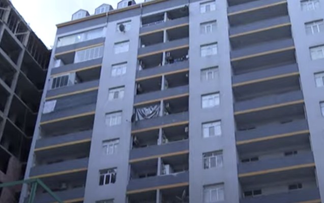  Ata özünü və azyaşlı qızını binadan atmaq istədi 