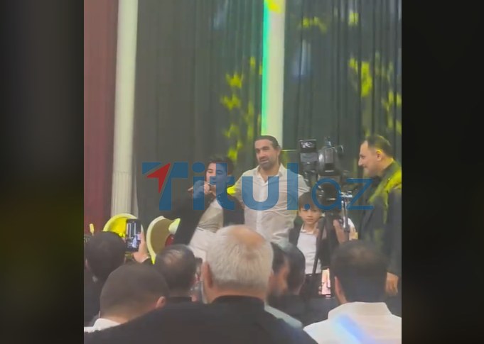  Rafael Ağayev toyda mikrafonu Rəşad Dağlının oğluna uzatdı - Onun bu sözü hər kəsi kövrəltdi + VİDEO 