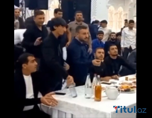  Balaəli meyxana dediyi yerdə mikrafonu dartıb aldı - Əlini atdı butulkaya... - VİDEO 