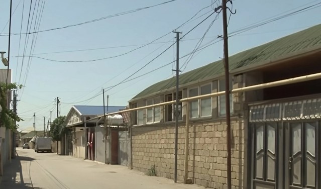 Küçənin ortasında həyat yoldaşını döyən şəxsi GÖRÜN NƏ HALA SALDILAR - FOTO 