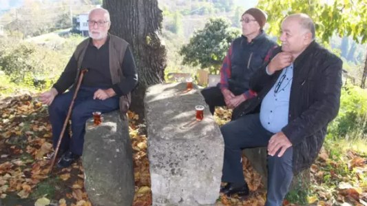  İllərdir üzərində oturduqları daşın nə olduğunu biləndə ŞOKA DÜŞDÜLƏR + FOTOLAR 