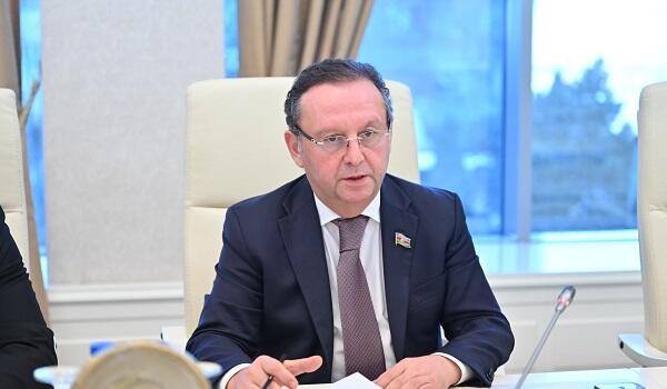  Deputat əmisi qızını işdən çıxarıb, yerinə xanımını təyin etdi 
