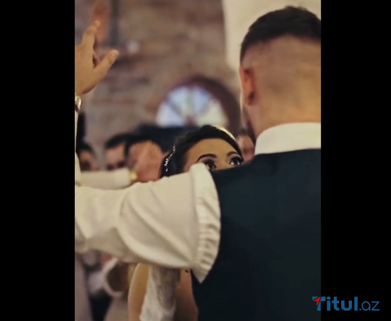  Bəy toyda gəlinin altpaltarın çıxartdı: Gül əvəzinə onu dostlarına atdı + VİDEO 