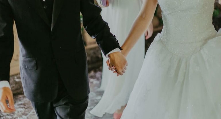  13 yaşında ərə gedən müğənni gəlinlik FOTOsunu yaydı 