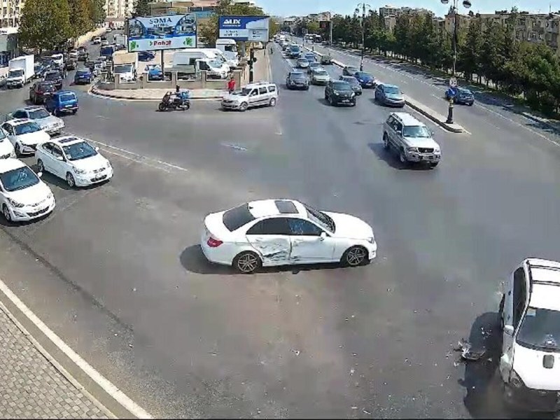  Bakıda qırmızı işıqda keçib qəzaya düşənlər - ANBAAN görüntülər + VİDEO 