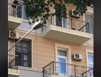  Bakıda bina çökdü, ev sahibi uçqunda qaldı - VİDEO 