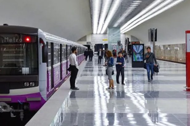  Oğlan metroda xoşu gəldiyi qıza tanışlıq TƏKLİF ETDİ - Cavabı ŞOKA SALDI + FOTOLAR 
