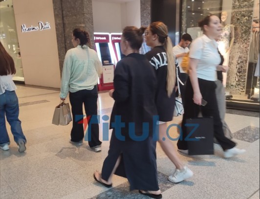  Çox məşhur xanım müğənni MALL-a gəldi, tanınmamaq üçün GÖRÜN NƏ ETDİ - FOTO 